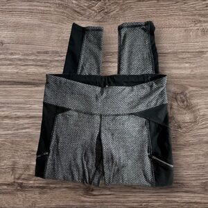 Athleta Black and Gray Patterned Ankle Length Leggings w Zipper Pockets